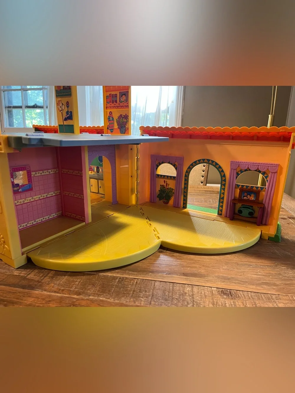 2003 Dora the explorer talking Playhouse with Figures